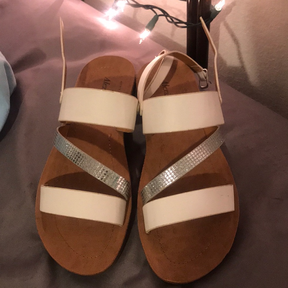 . Alexis sandals never worn !